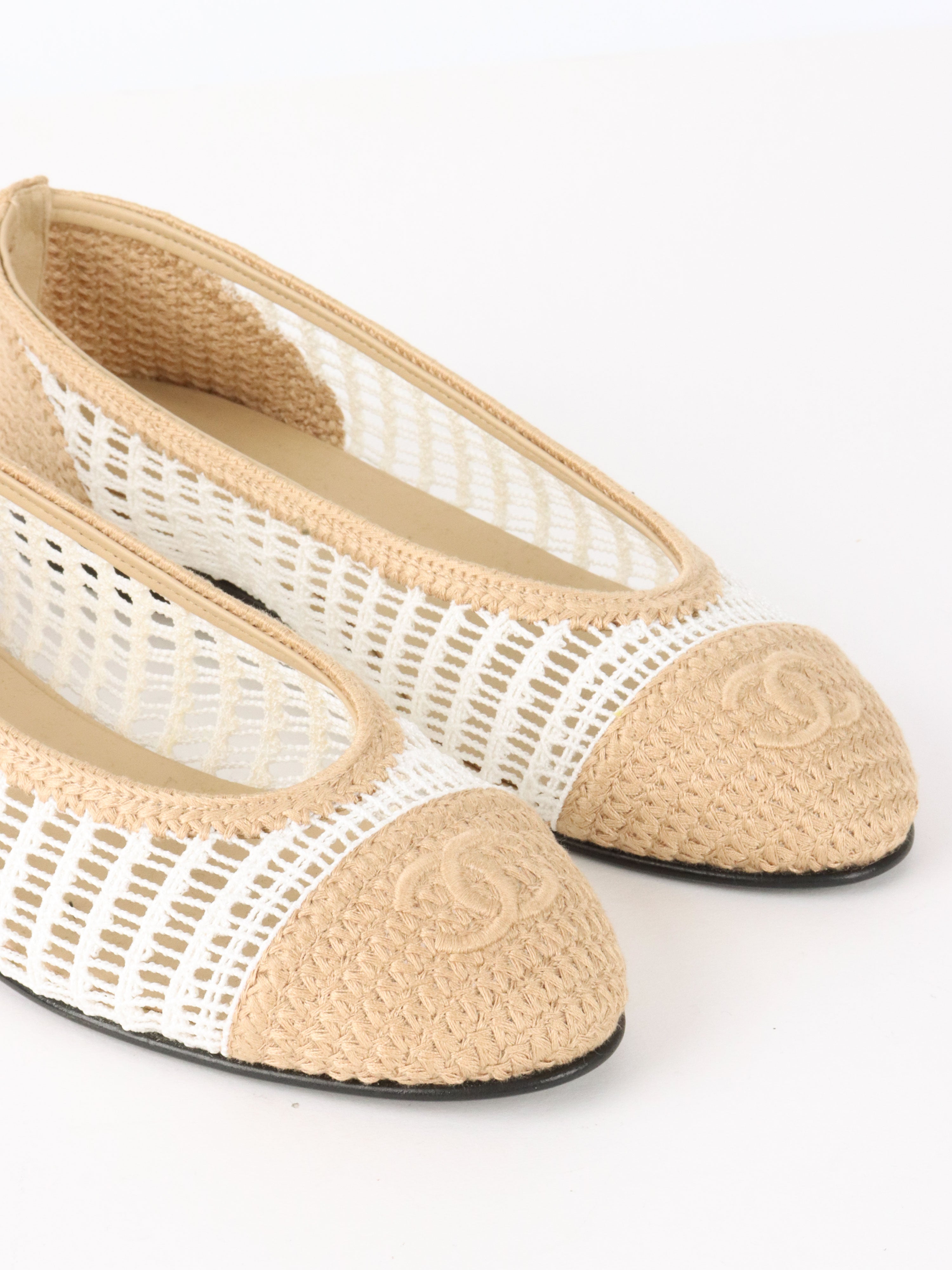Chanel 25P Two Tone White  Beige Raffia Crochet Woven Ballerina Ballet